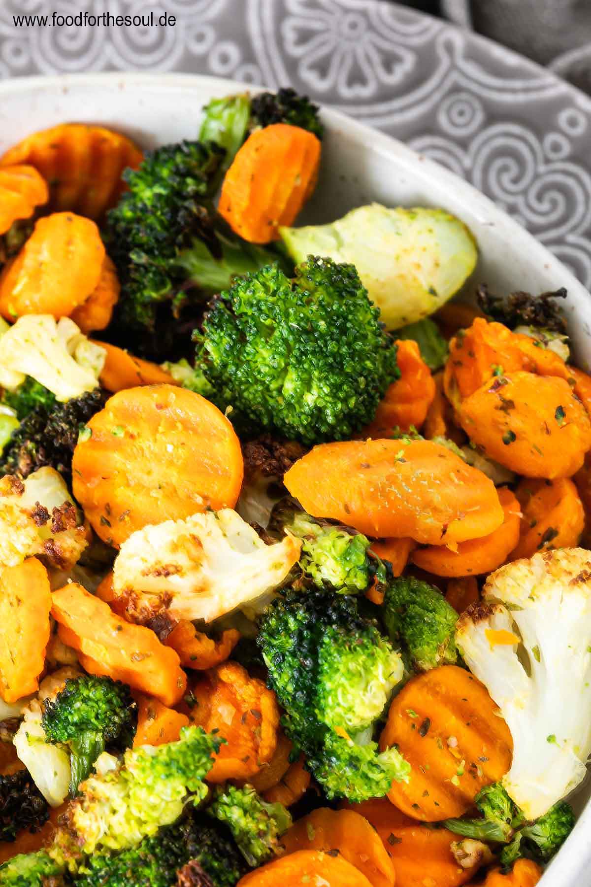 Gefrorenes Gemüse im Airfryer zubereitet und angerichtet in einer Schale