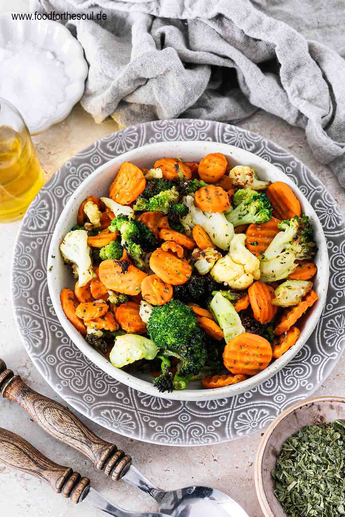 TK Gemüse in der Heißluftfritteuse zubereitet und angerichtet in einer Schale