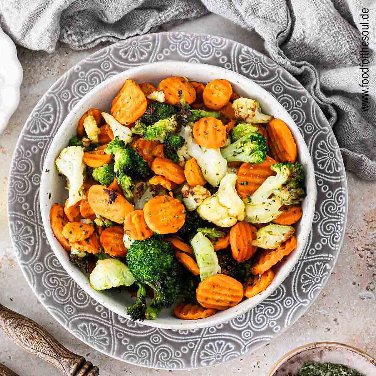 Airfryer Gemüse angerichtet in einer Schale