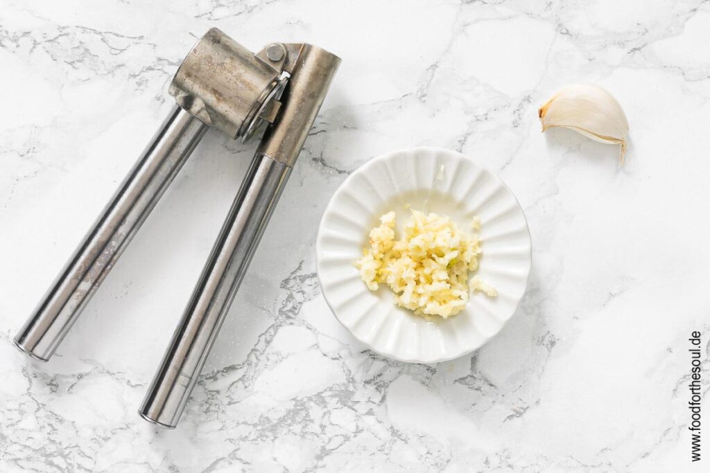 Knoblauch schälen und durch Knoblauchpresse drücken - Schritt 1