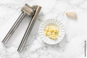Knoblauch schälen und durch Knoblauchpresse drücken - Schritt 1