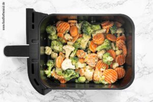 Mariniertes TK Gemüse in Frittierkorb legen - Schritt 4