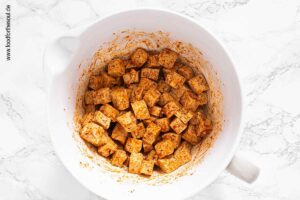 Tofu mit Olivenöl, Sojasauce und Gewürzen marinieren - Schritt 2