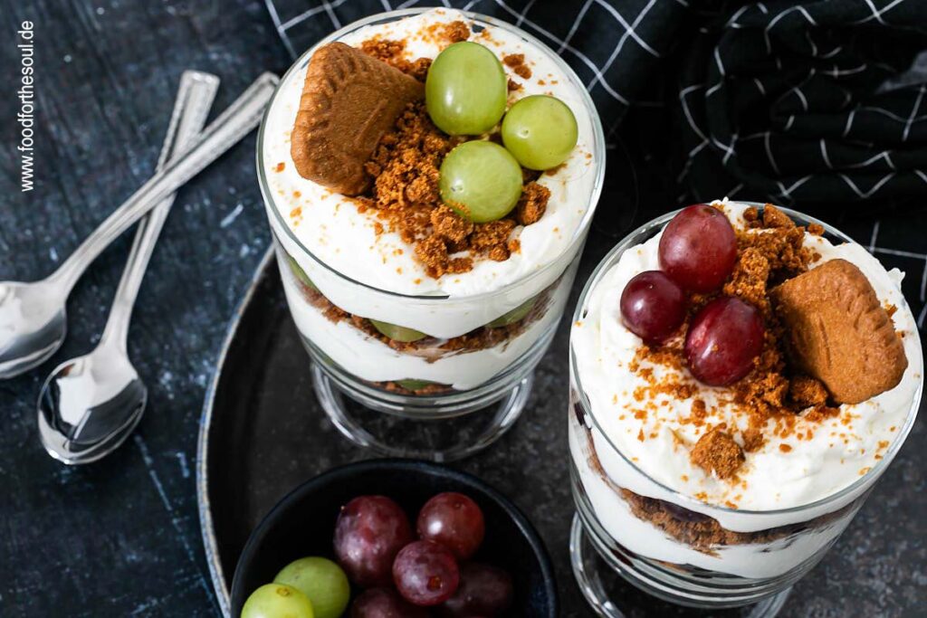 Weintrauben und Cookies mit Mascarponecreme als Dessert im Glas