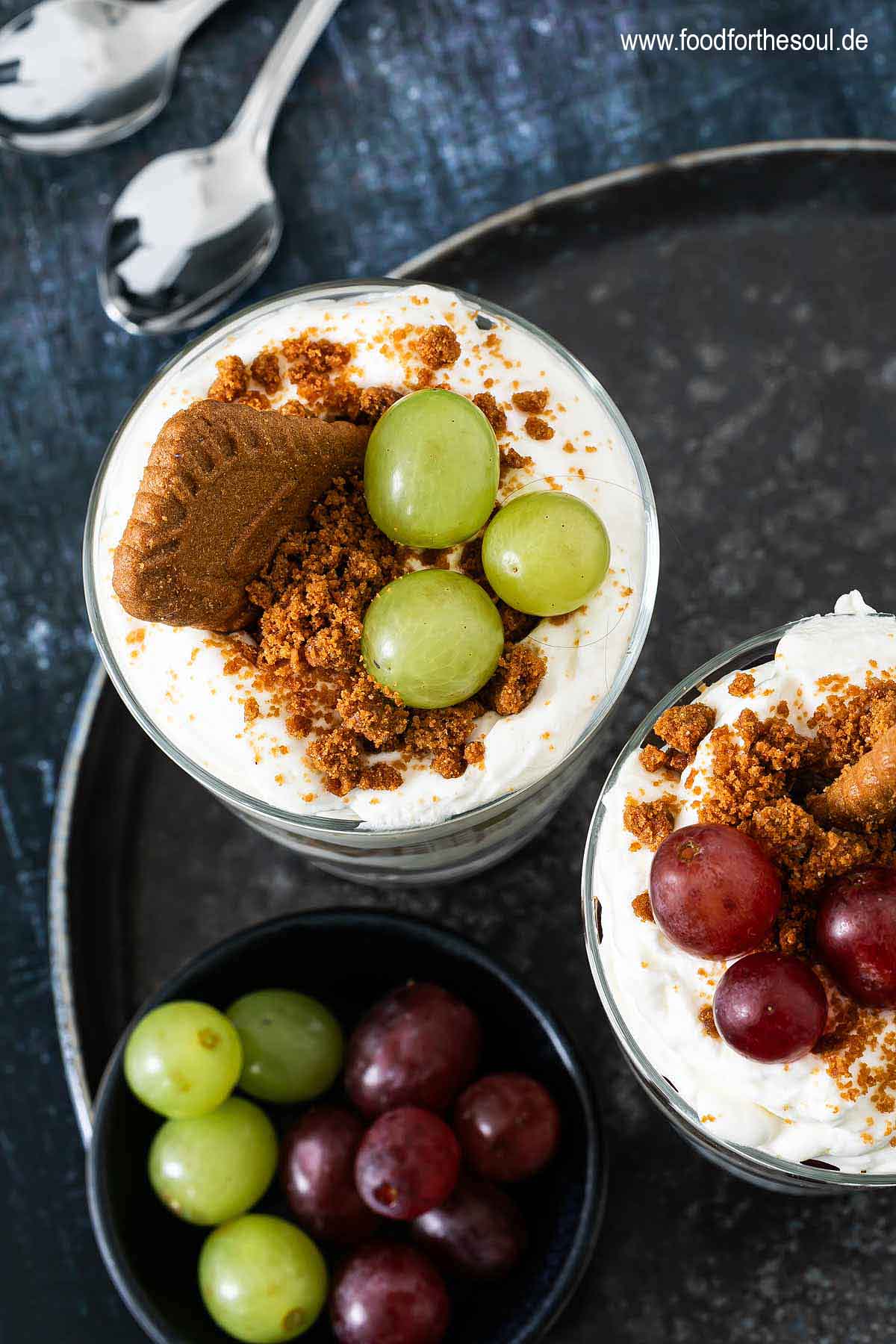Weintrauben und Cookies mit Mascarponecreme als Dessert im Glas