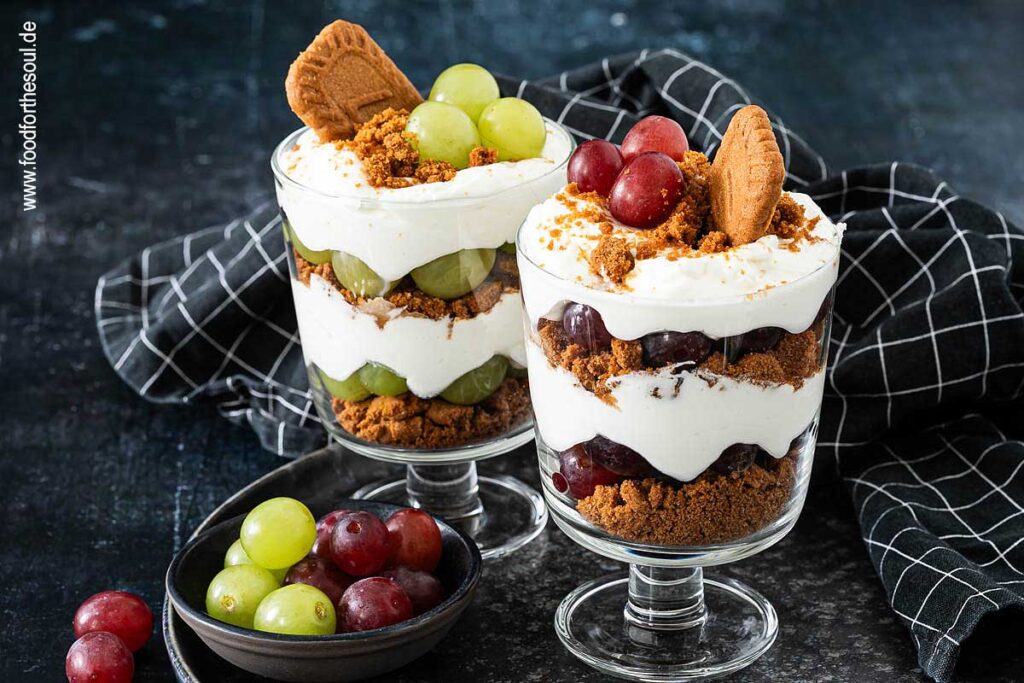 Weintrauben und Cookies mit Mascarponecreme als Dessert im Glas