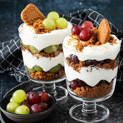 Weintrauben und Cookies mit Mascarponecreme als Dessert im Glas