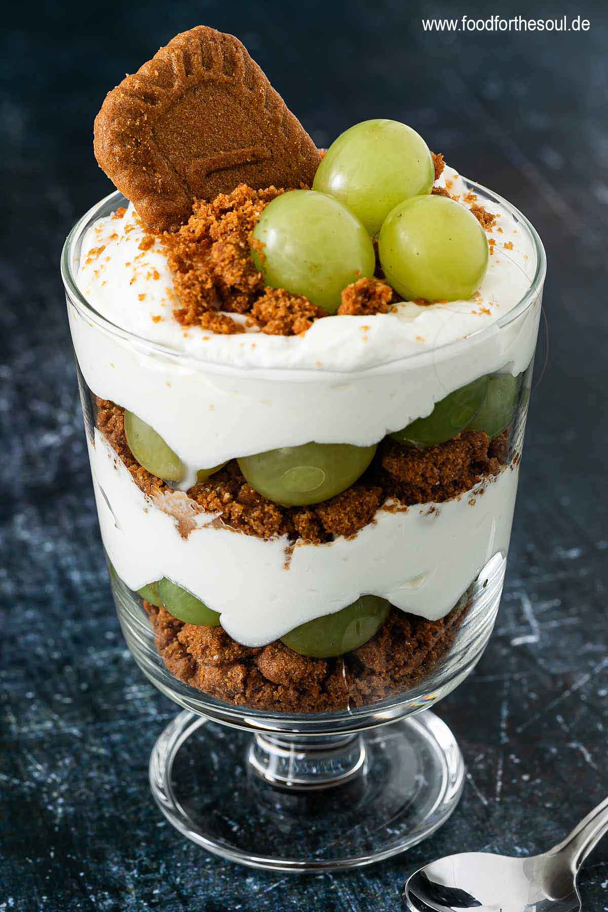 Weintrauben und Cookies mit Mascarponecreme als Dessert im Glas