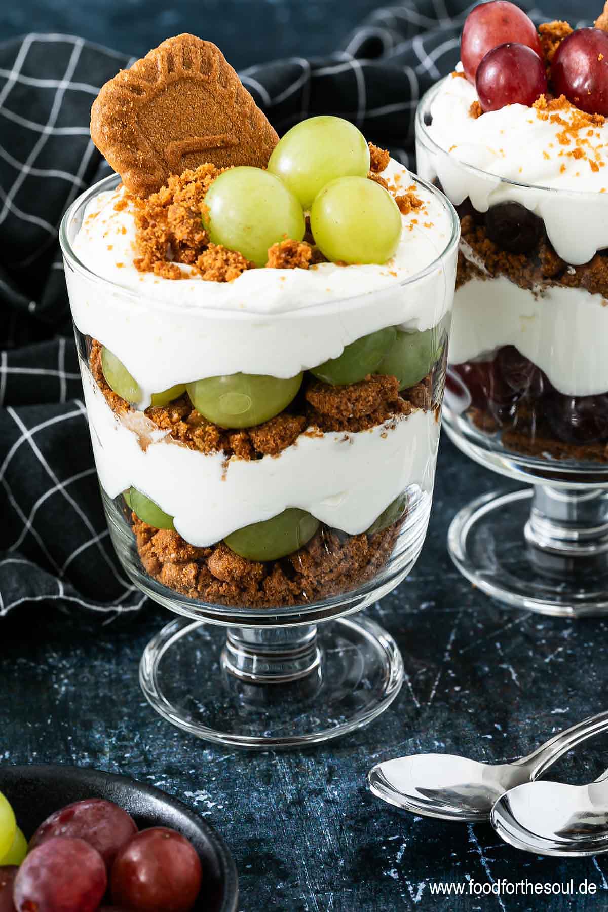 Weintrauben und Cookies mit Mascarponecreme als Dessert im Glas