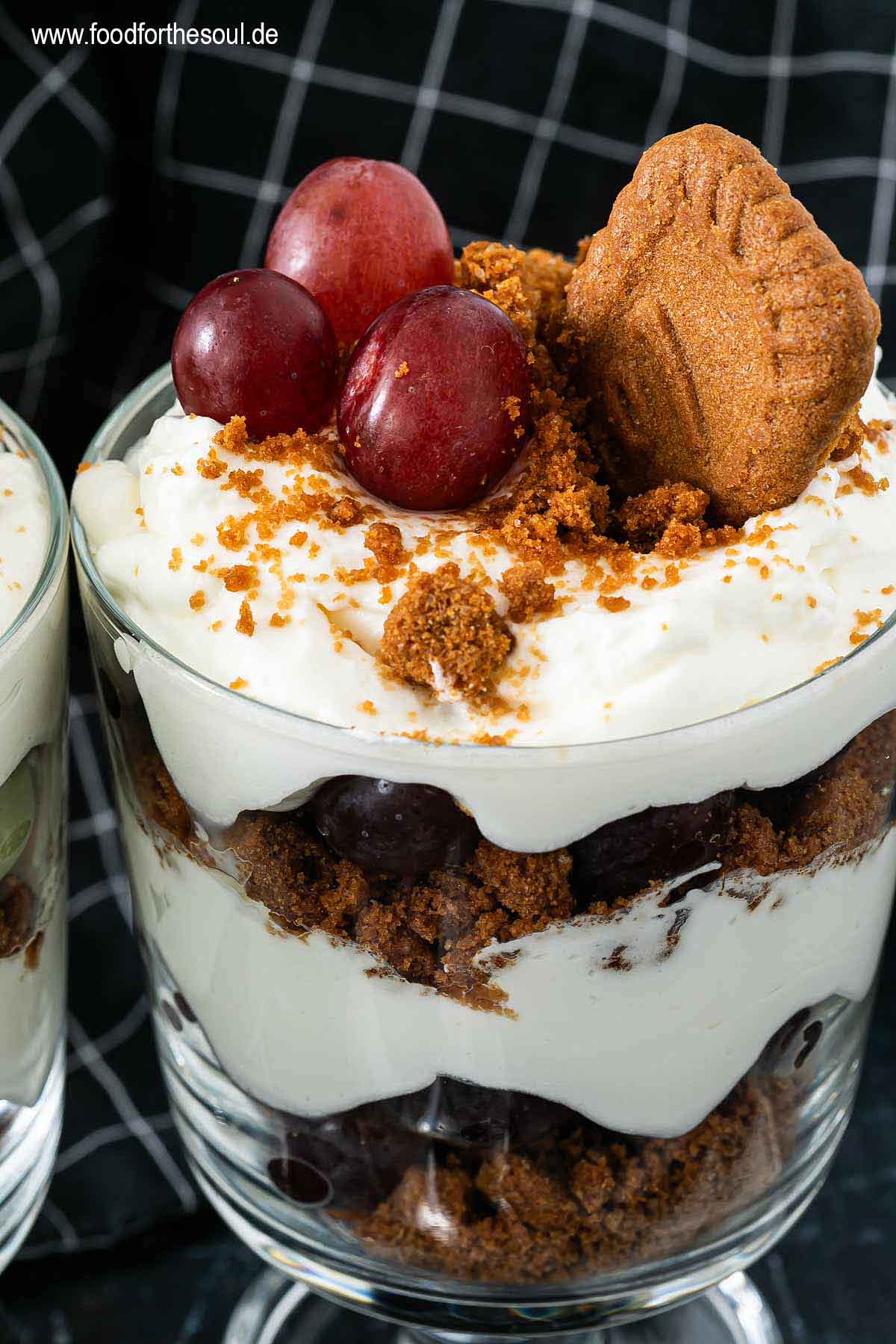 Weintrauben und Cookies mit Mascarponecreme als Dessert im Glas
