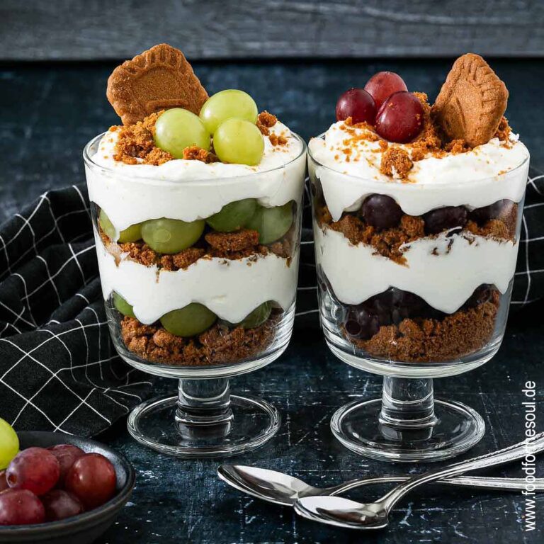 Weintrauben und Cookies mit Mascarponecreme als Dessert im Glas