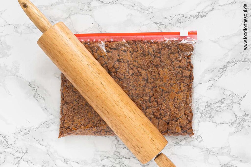 Lotus Biscoff Kekse mit Nudelholz im Gefrierbeutel zerbröseln - Schritt 1