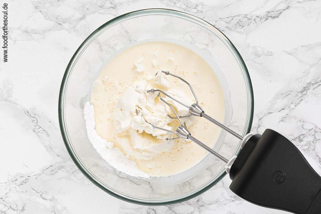 Mascarpone, Schlagsahne und Puderzucker in eine Rührschüssel füllen - Schritt 2