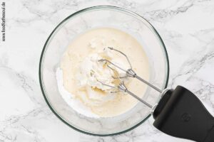 Mascarpone, Schlagsahne und Puderzucker in eine Rührschüssel füllen - Schritt 2