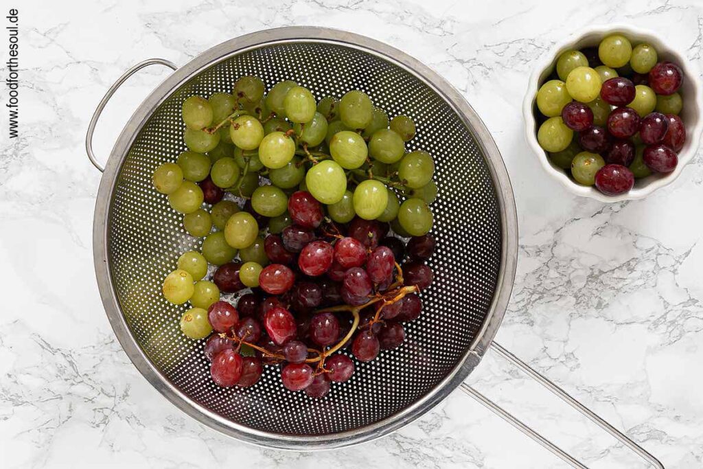 Weintrauben waschen und von den Stielen zupfen - Schritt 4