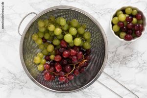 Weintrauben waschen und von den Stielen zupfen - Schritt 4