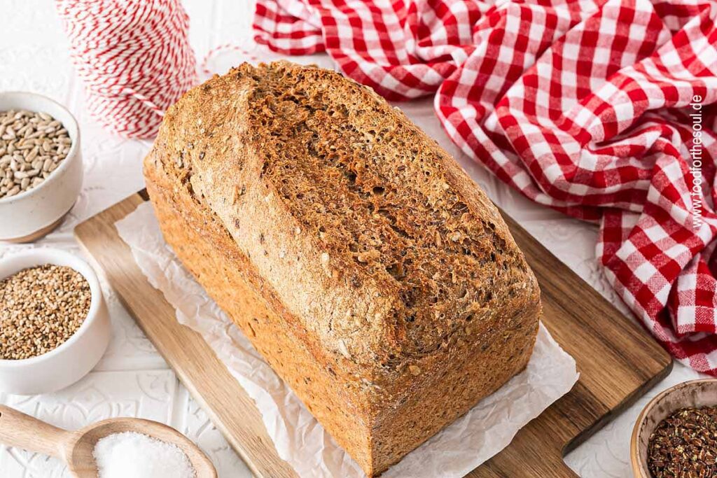 Frisch gebackenes Dinkelvollkornbrot auf einem Schneidebrett