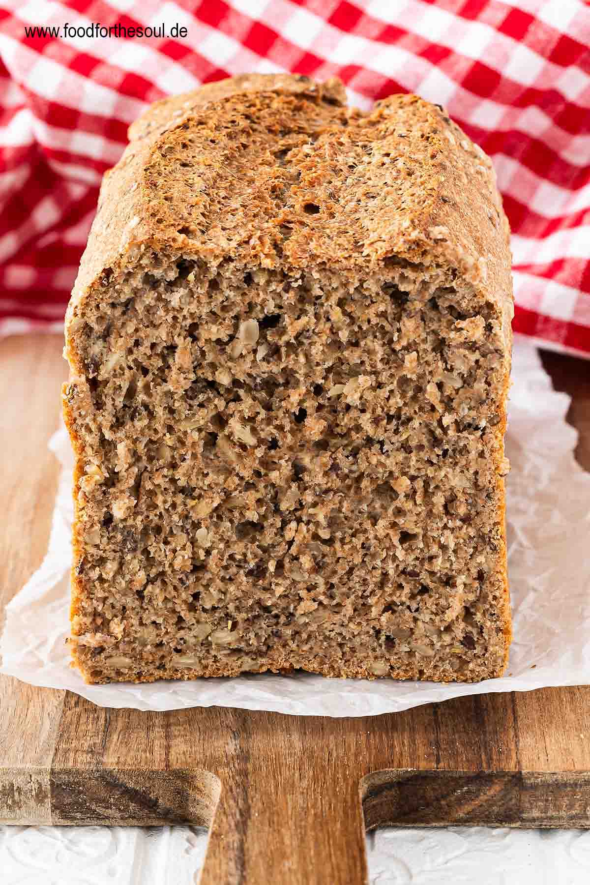 Angeschnittenes Dinkelvollkornbrot auf einem Schneidebrett