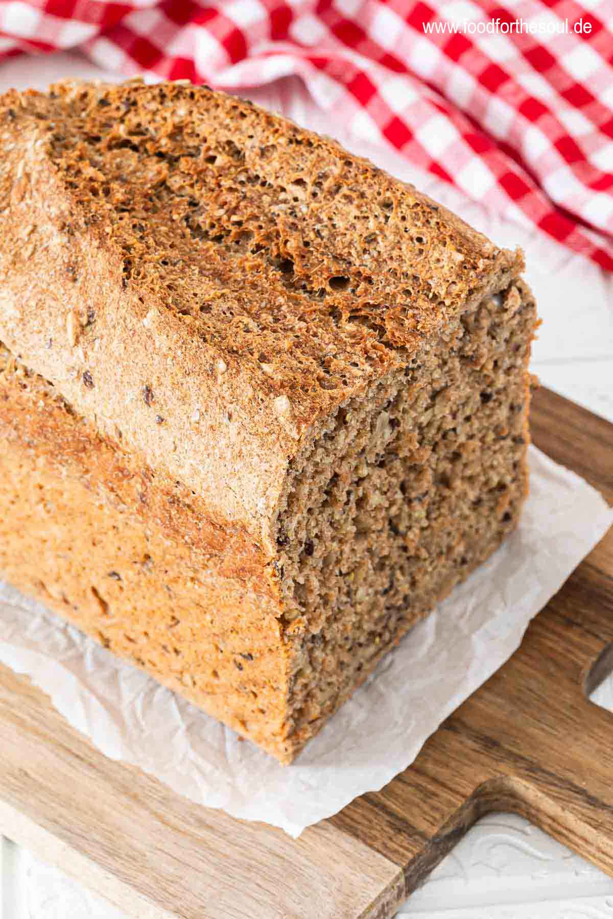 Angeschnittenes Dinkelvollkornbrot auf einem Schneidebrett