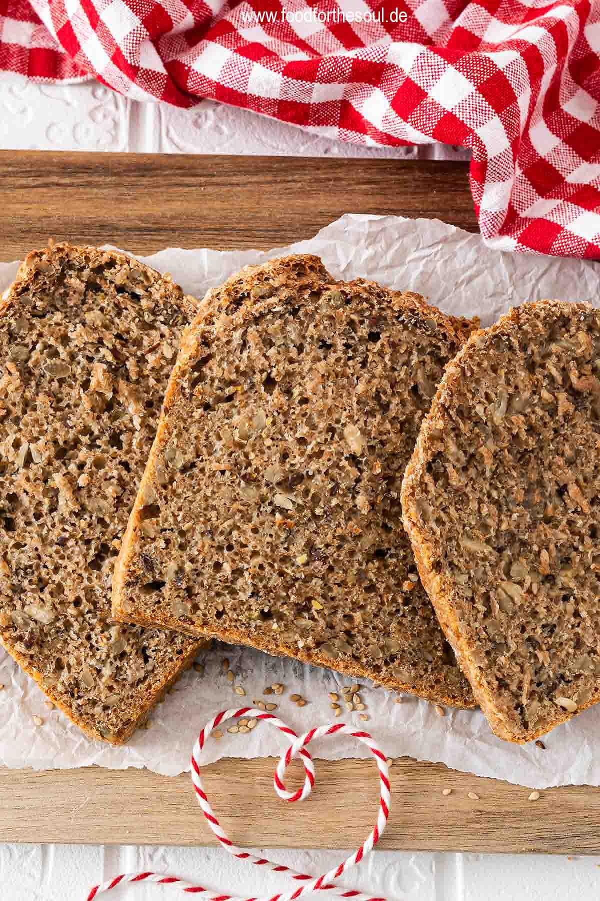 3 Scheiben Dinkelvollkornbrot auf einem Schneidebrett