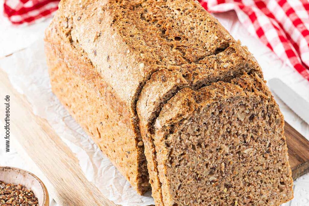 Frisch gebackenes Dinkelvollkornbrot auf einem Schneidebrett