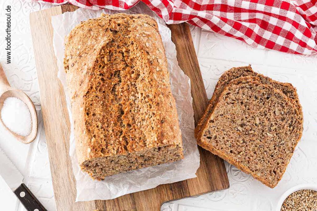 Frisch gebackenes Dinkelvollkornbrot auf einem Schneidebrett
