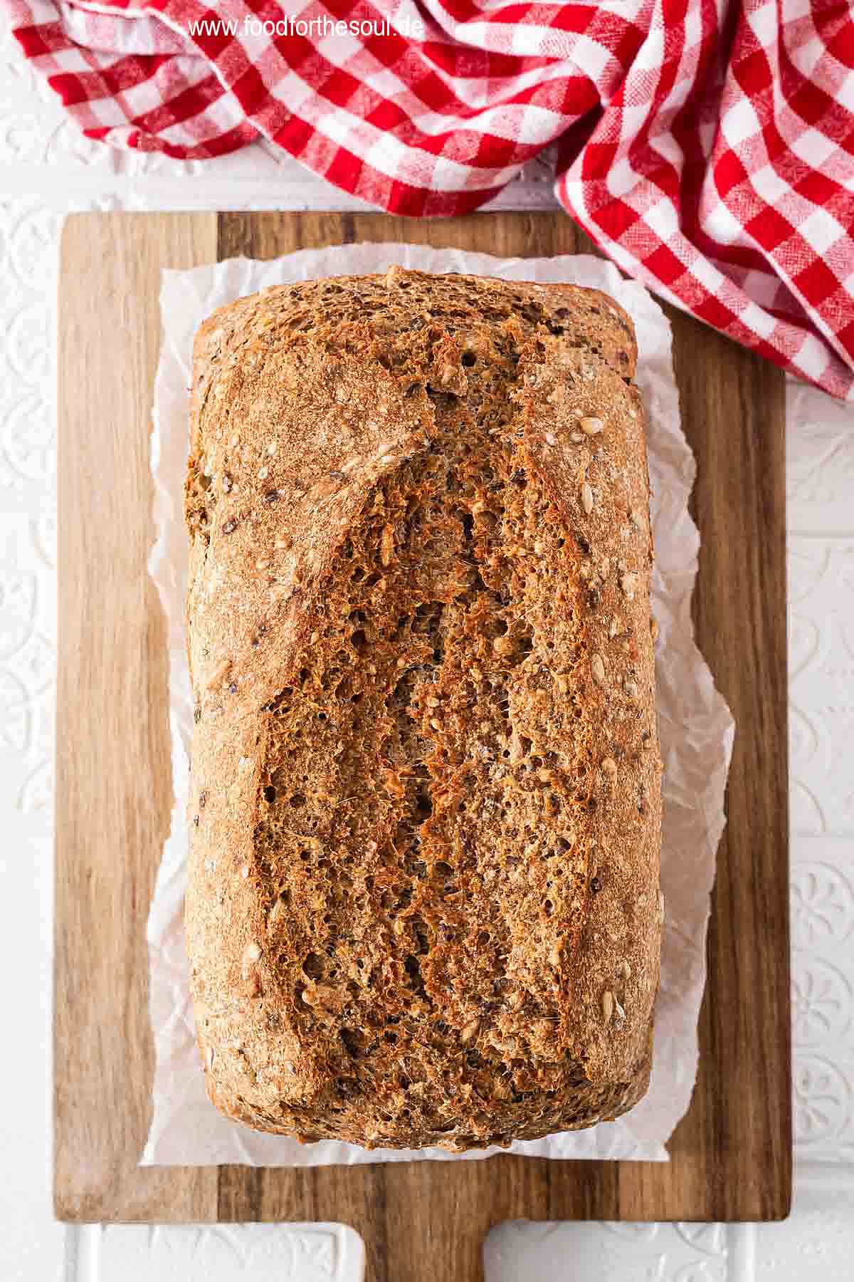Frisch gebackenes Dinkelvollkornbrot auf einem Schneidebrett