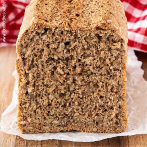 Frisch gebackenes Dinkelvollkornbrot auf einem Schneidebrett