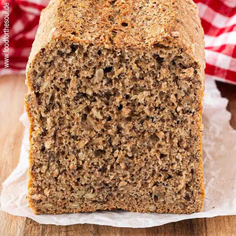 Frisch gebackenes Dinkelvollkornbrot auf einem Schneidebrett