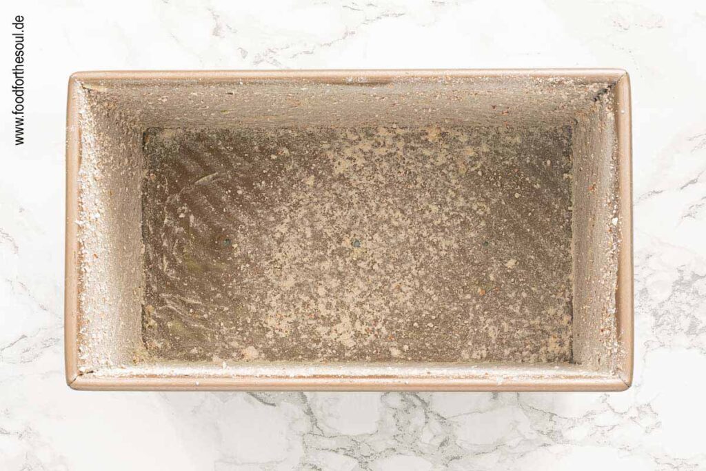 Kastenform einfetten und mit Dinkelvollkornmehl bestäuben - Schritt 1