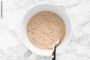 Trockene Zutaten mit Wasser und Apfelessig verrühren - Schritt 4