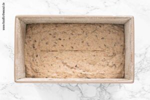 Brotteig in Kastenform füllen und backen - Schritt 5