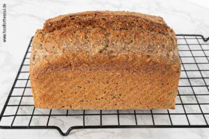 Dinkelbrot aus der Kastenform stürzen und abkühlen lassen - Schritt 6