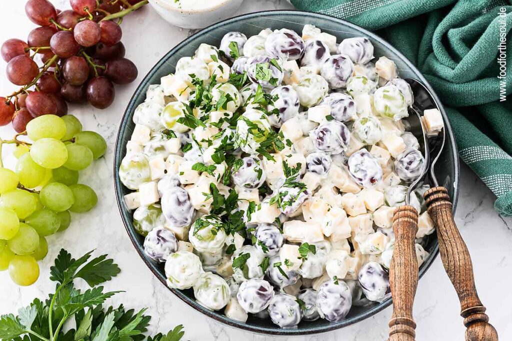 Omas Trauben-Käse-Salat angerichtet in einer Schale