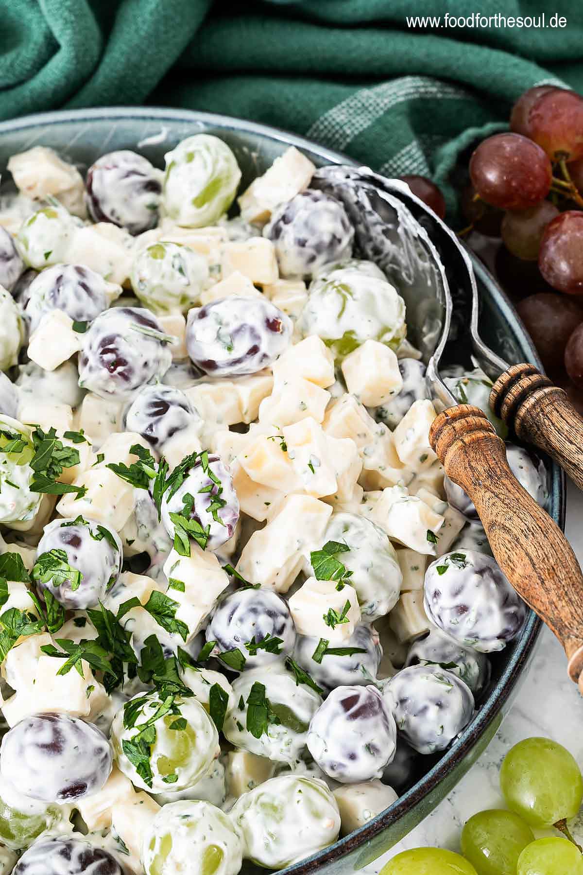 Omas Trauben-Käse-Salat angerichtet in einer Schale