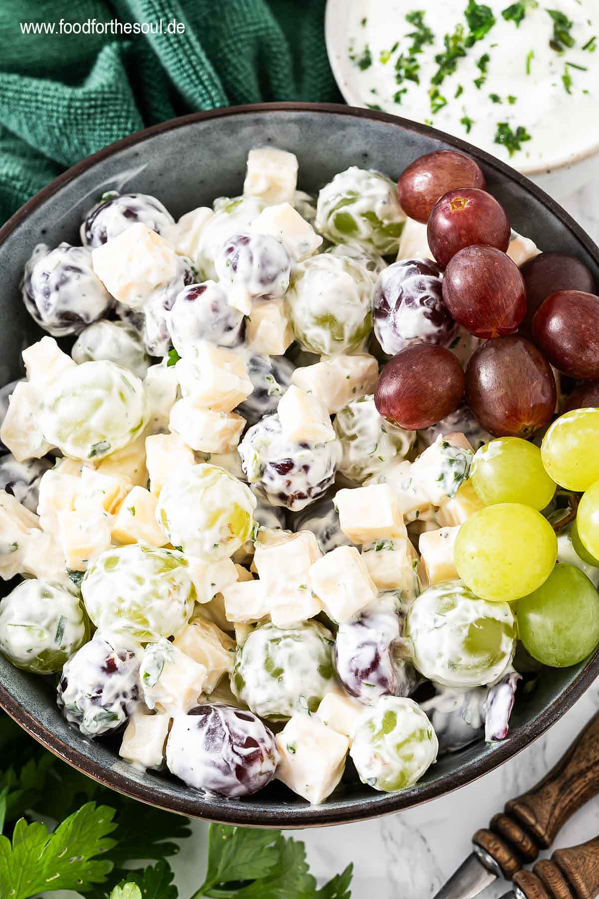 Omas Trauben-Käse-Salat angerichtet in einer Schale