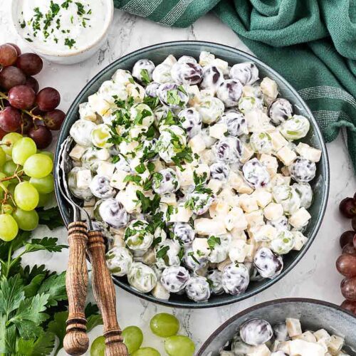 Omas Trauben-Käse-Salat angerichtet in einer Schale