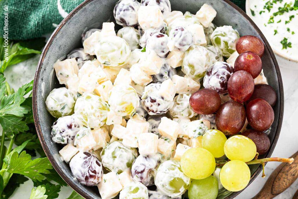 Omas Trauben-Käse-Salat angerichtet in einer Schale