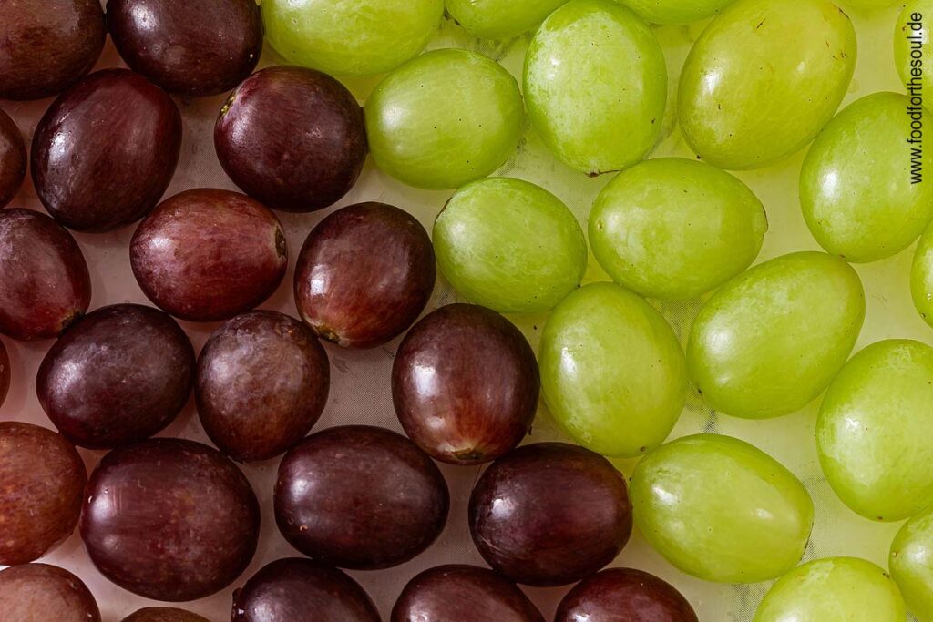 Helle und dunkle Trauben für Käse-Trauben-Salat
