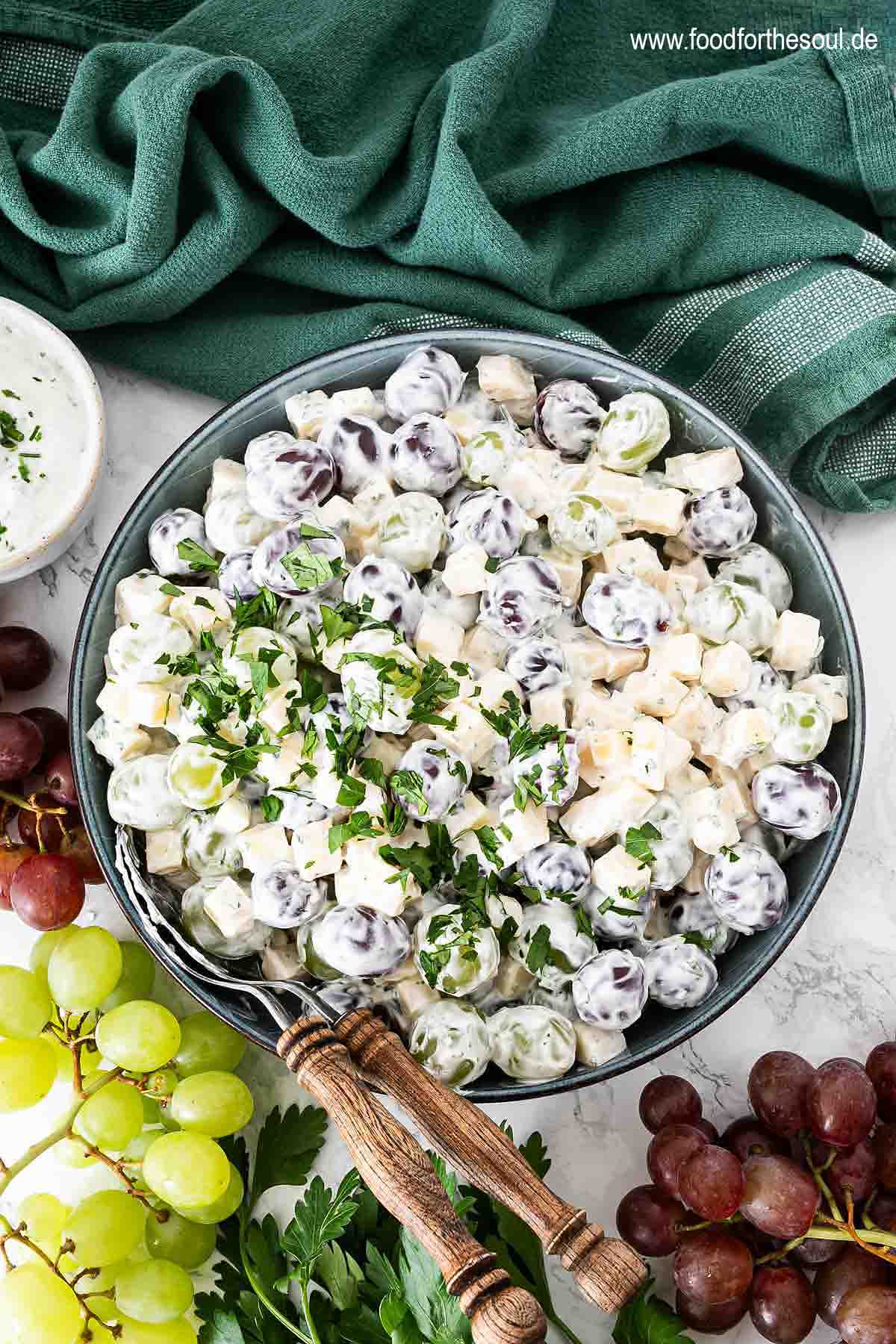 Omas Trauben-Käse-Salat angerichtet in einer Schale