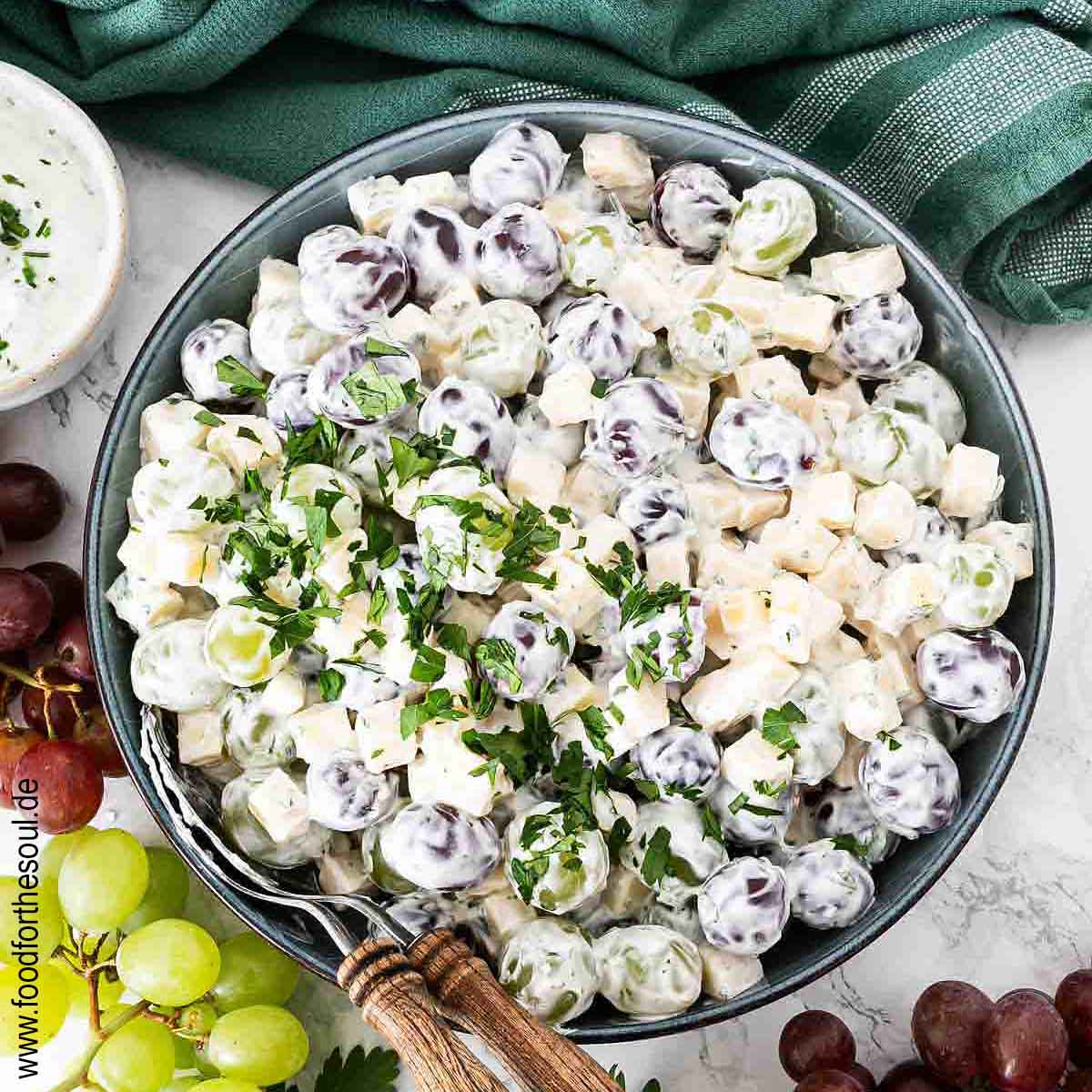 Omas Trauben-Käse-Salat angerichtet in einer Schale