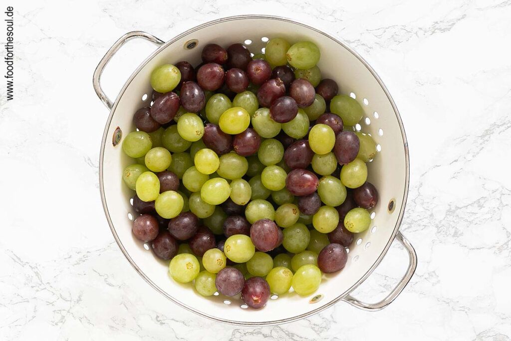 Weintrauben waschen und von Stielen zupfen für Trauben-Käse-Salat
