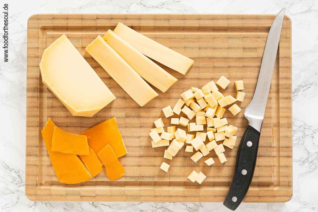 Käse schneiden und würfeln für Trauben-Käse-Salat