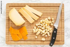 Käse schneiden und würfeln für Trauben-Käse-Salat