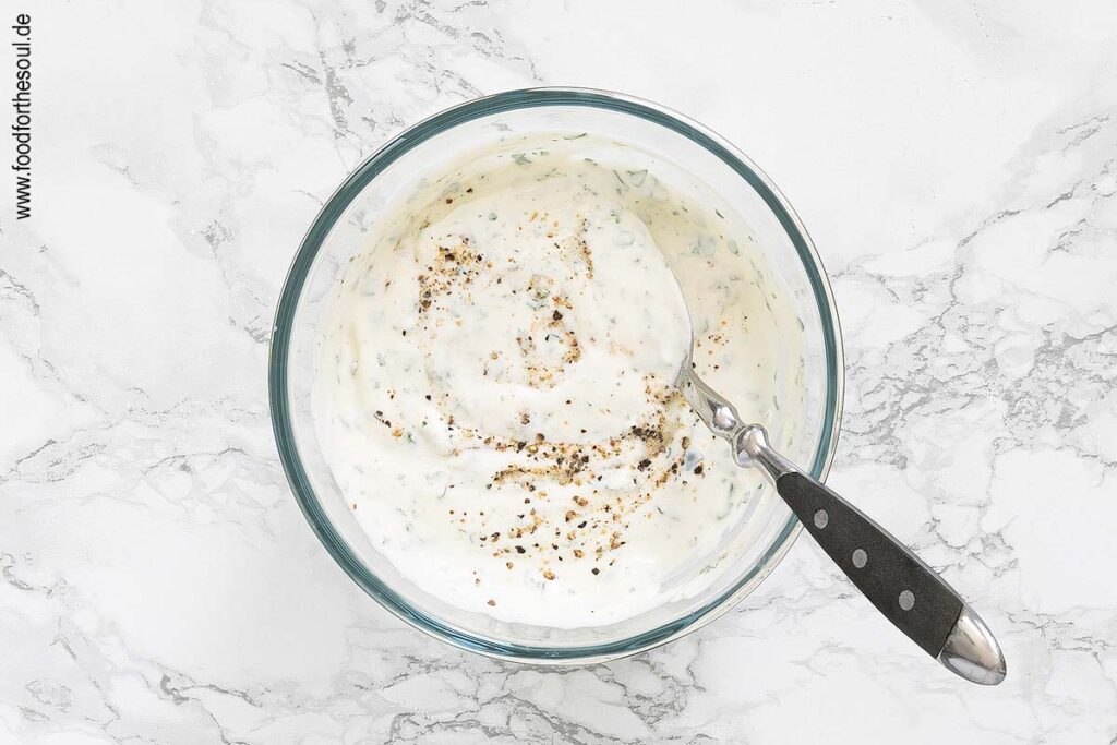 Joghurt Dressing anrühren für Trauben-Käse-Salat