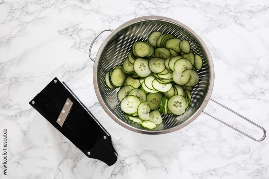 Salatgurke in hauchdünne Scheiben hobeln - Schritt 1
