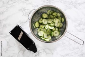 Salatgurke in hauchdünne Scheiben hobeln - Schritt 1