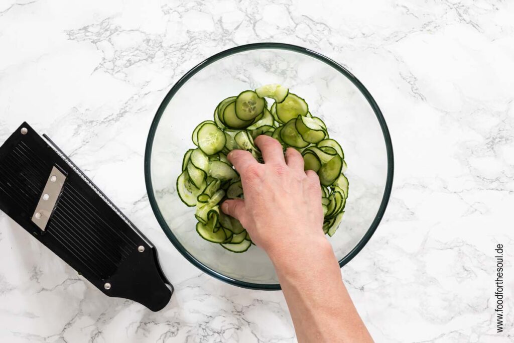 Gurkenscheiben mit Salz vermengen und ziehen lassen - Schritt 2