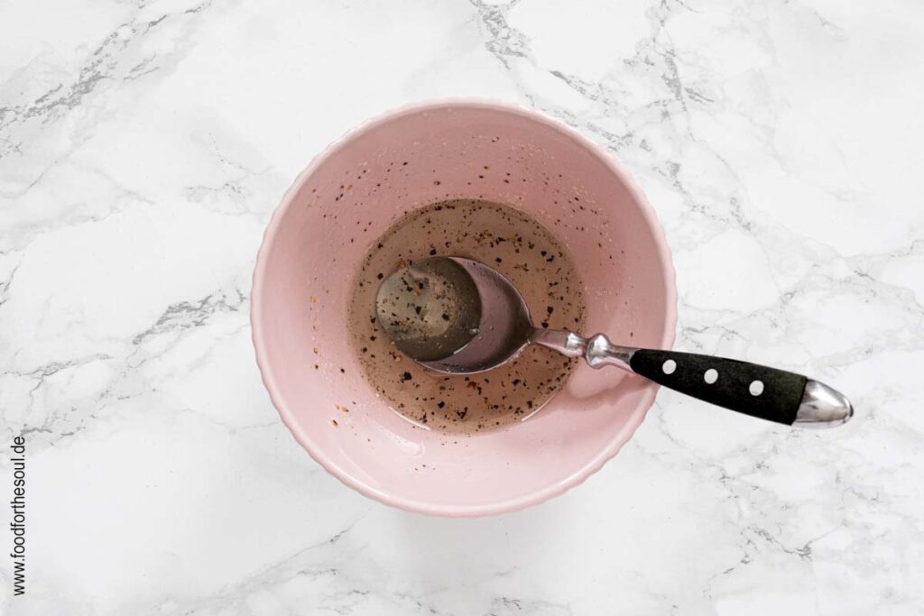 Salatdressing für Gurkensalat anrühren - Schritt 3