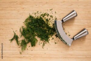 Frischen Dill fein hacken - Schritt 4
